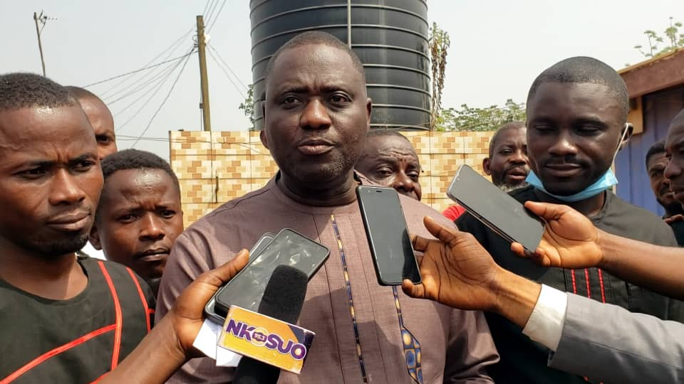 Frank Yeboah, aspiring Member of Parliament, fulfills promise by constructing a pavilion worth GHs 50,000 for Asuofua Government Hospital. Additionally, he renovates the mechanized borehole providing drinking water in Esaso