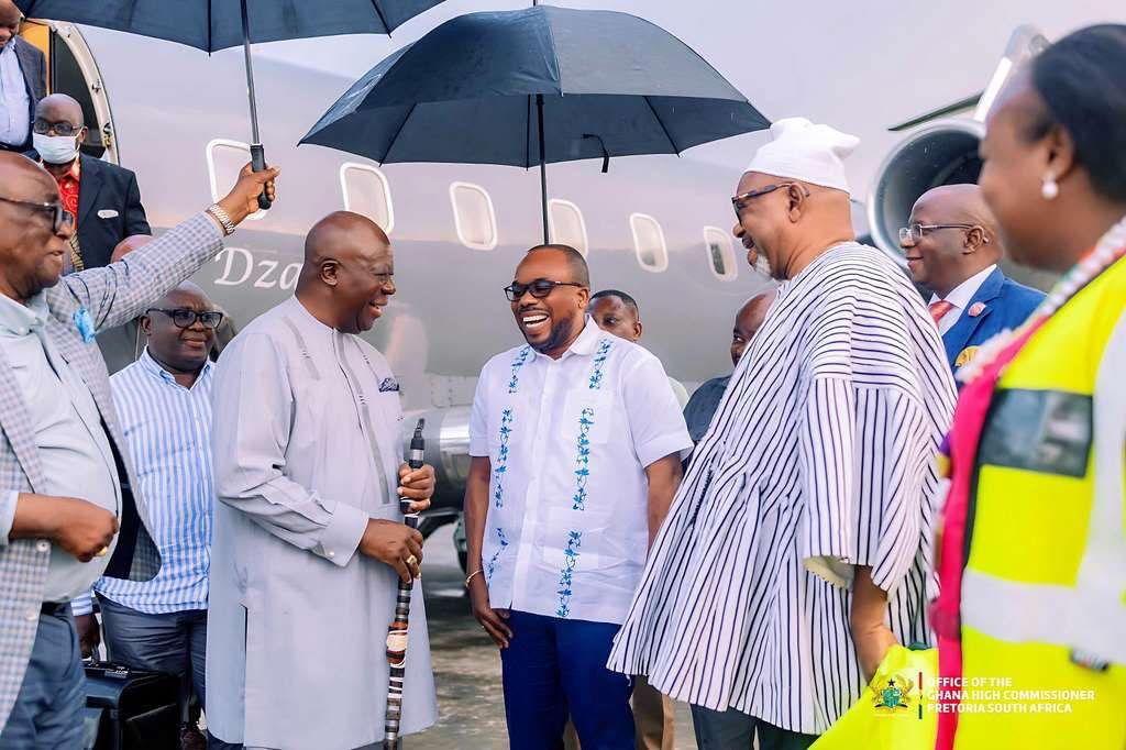 Asantehene Otumfuo Osei Tutu II receives a warm welcome in Johannesburg from Ghana’s High Commissioner during his official visit